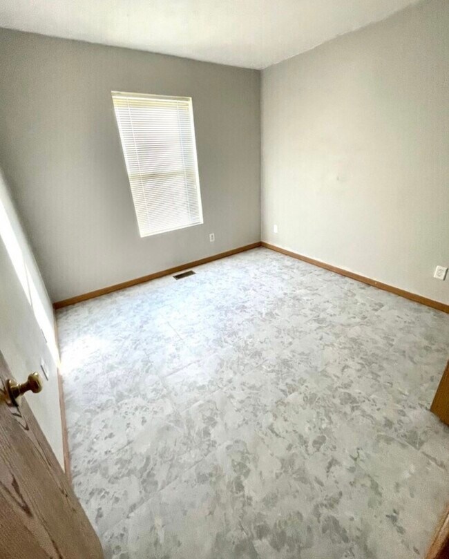 Building Photo - 5633 Kearney Ave