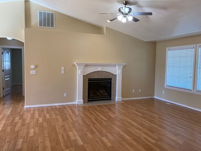 Building Photo - 928 N Middlemist Pl - Awesome Backyard, Go...