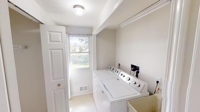 Building Photo - 455 Village Oaks Ct