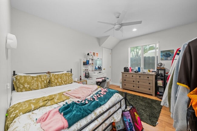 Building Photo - 5338 Hewlett Dr