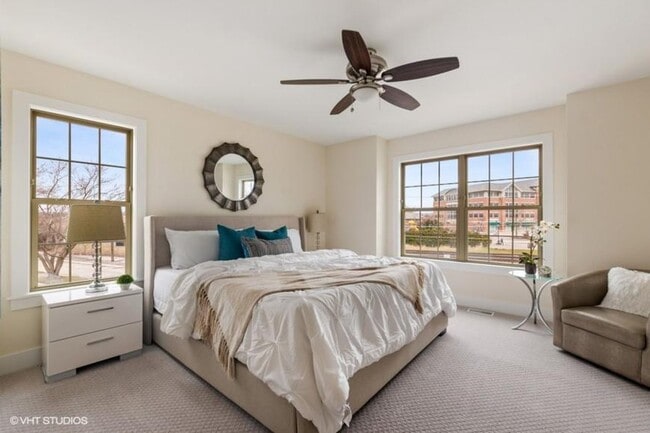 Building Photo - 3 bedroom in Chicago IL 60015