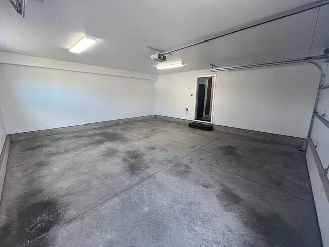 Building Photo - Like-New Townhome in the Gorgeous Terrane ...