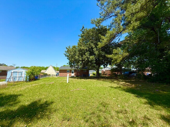 Building Photo - ***3 Bed Ranch with off-street parking and large yard!