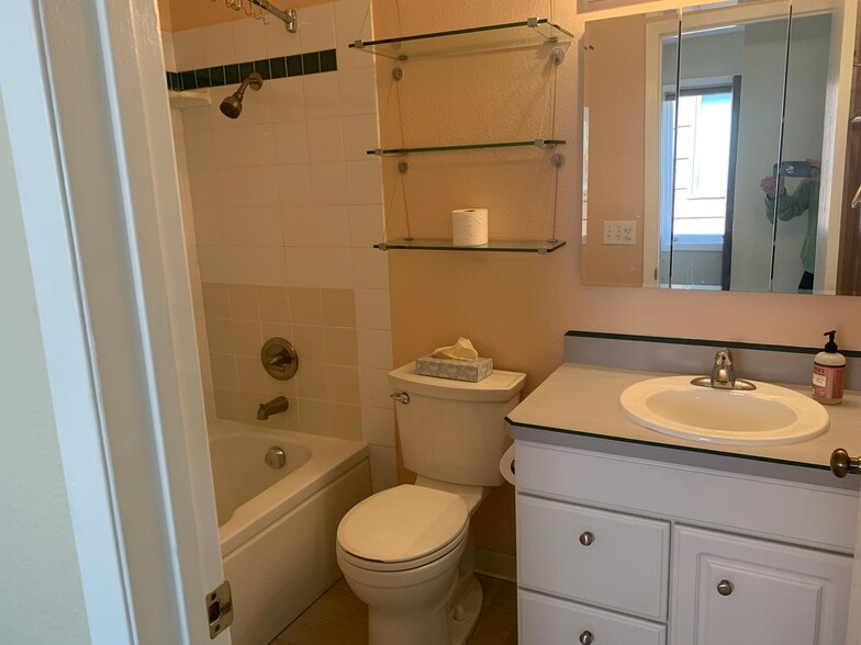 Bath - 4806 Mills Dr
