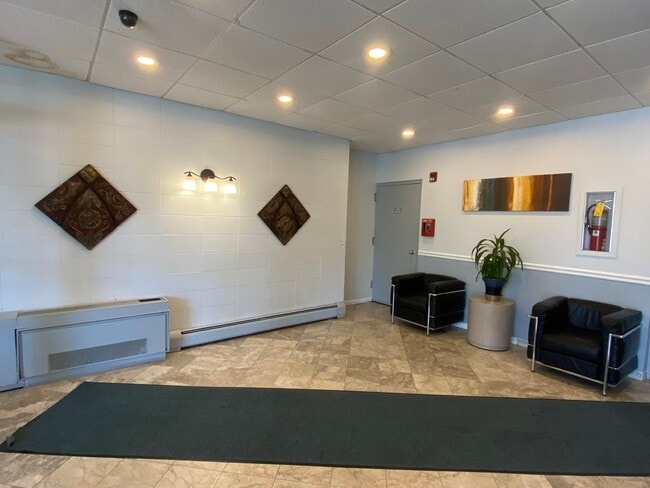 Building Photo - 1043 S York Rd