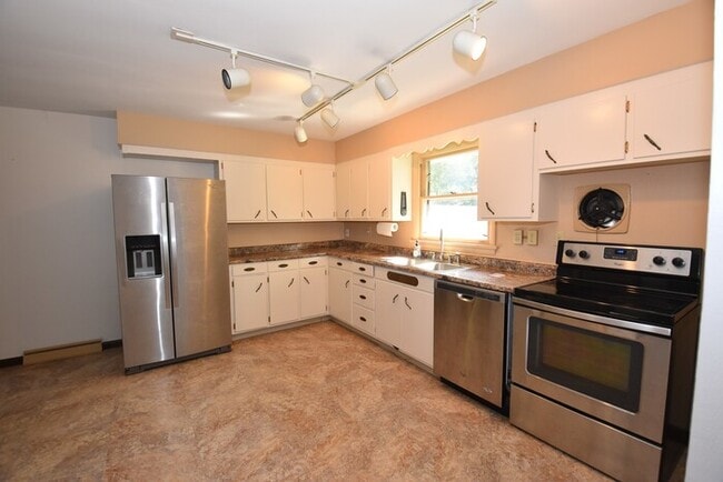 Building Photo - Beautiful 3 Bedroom Home over Looking Lake Chapin