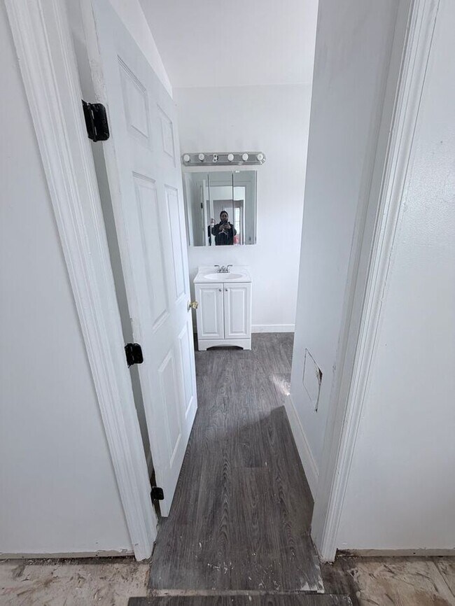 Building Photo - Inspected and Approved 3 Bedroom 1 Bath w PARKING & Appliances