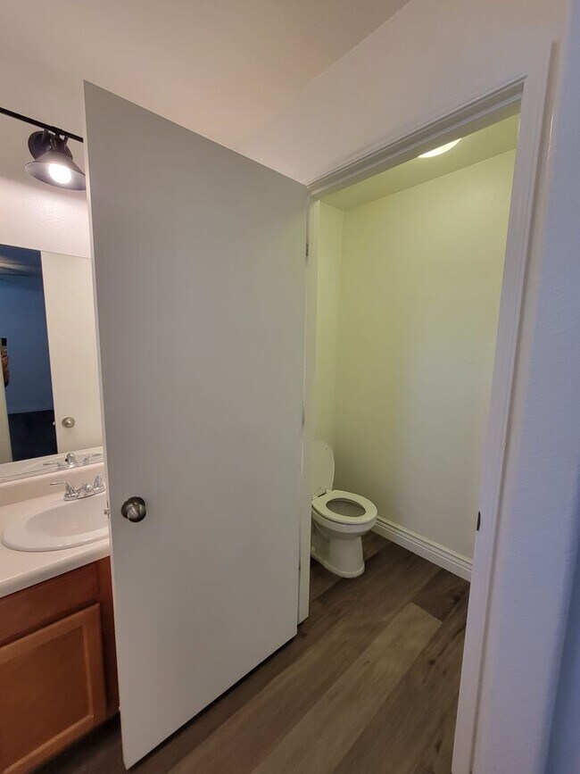 Building Photo - 4 Bedroom 2 Bathroom Home Close to Shopping and Restaurants!!