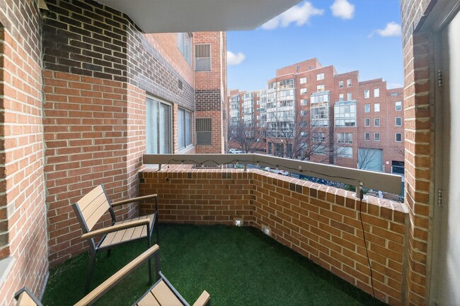 Building Photo - 1050 N Stuart St