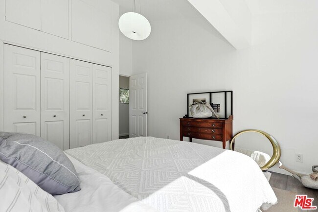 Building Photo - 2350 Benedict Canyon Drive