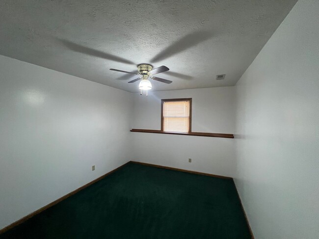 Building Photo - Open Floor Plan, Vaulted Ceilings, Fenced ...