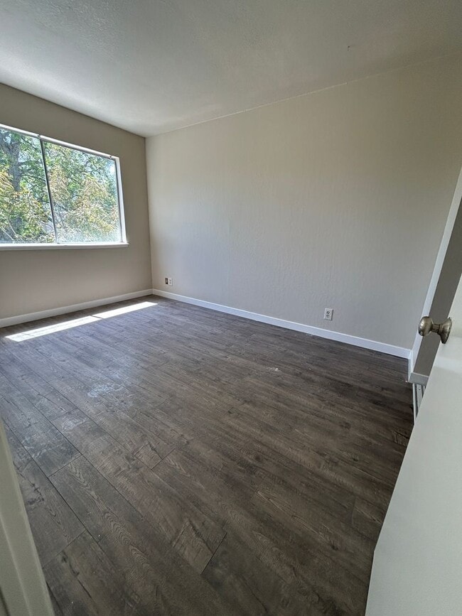 Building Photo - Updated 3 Bed, 1.5 Bath Townhome with Priv...