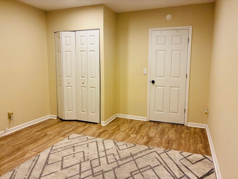 Bedroom - 5112 Hollywood Rd
