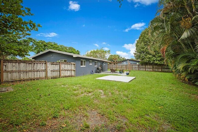 Building Photo - 1701 SW 32nd Ct