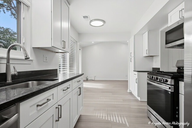 Building Photo - 1240 Huntington Dr