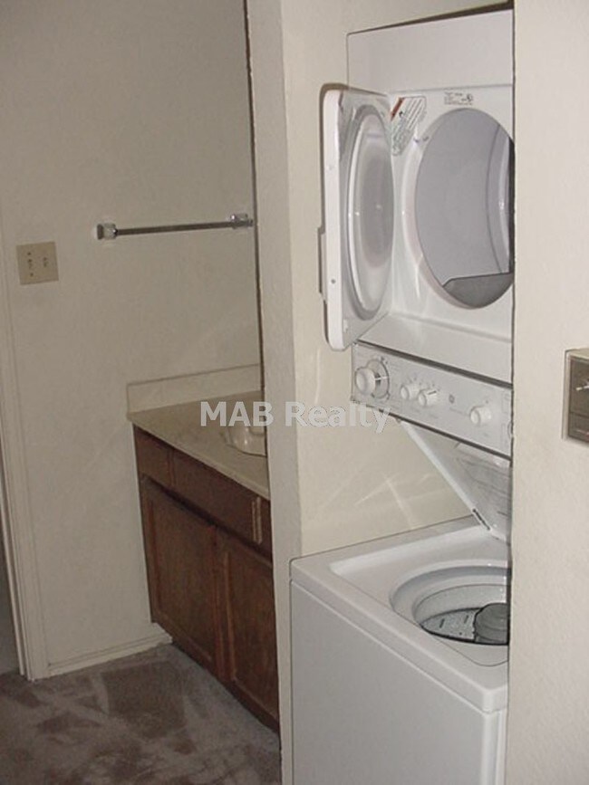 Building Photo - 9829 Walnut