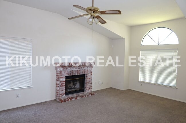 Building Photo - 3 Bedroom, 2 Bath, 2 Car garage in the Poc...