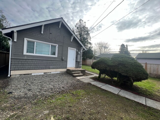 Building Photo - Beautiful Updated 2 Bedroom Rambler in Tac...