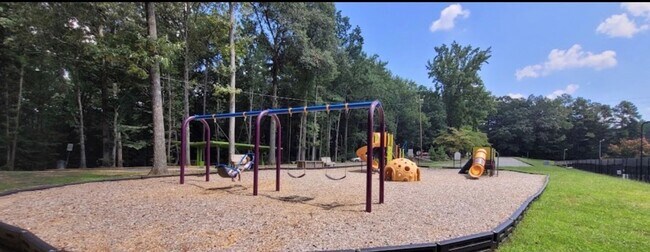 Building Photo - Dodson Courtyard Apartments | MOVE IN SPRING SPECIALS