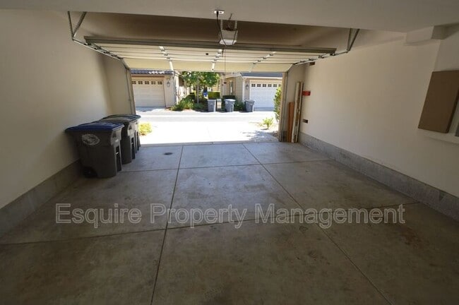 Building Photo - 3246 N Ventura Rd