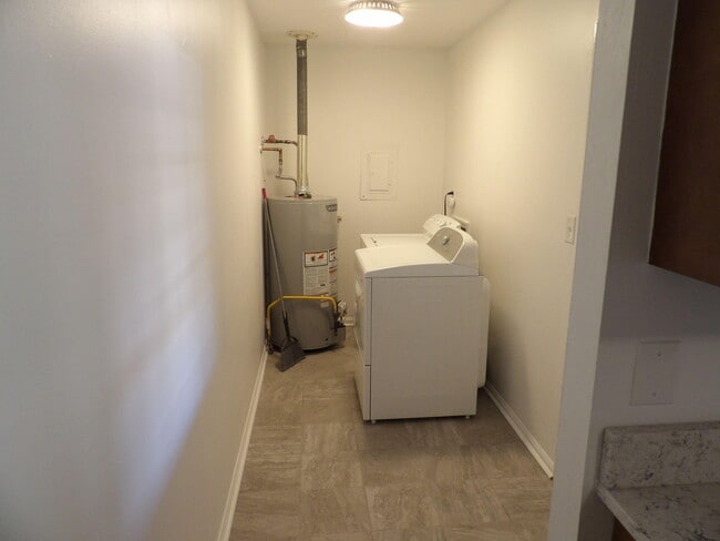 Building Photo - 837 Malabu Dr
