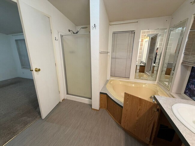 Building Photo - Large 3 Bedroom with Shop