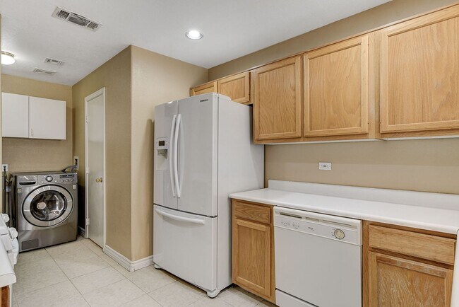 Building Photo - Spacious Townhome w/large yard! Near Summe...