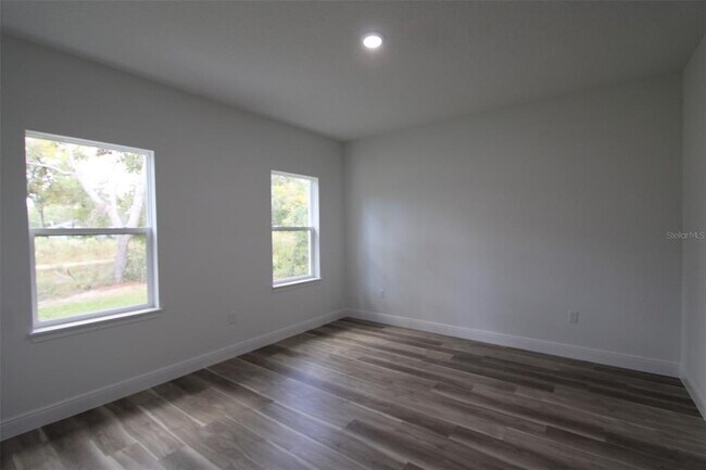 Building Photo - 9118 N Cortlandt Dr