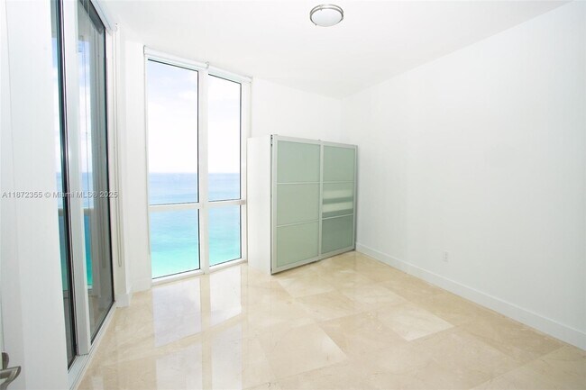Building Photo - 15811 Collins Ave