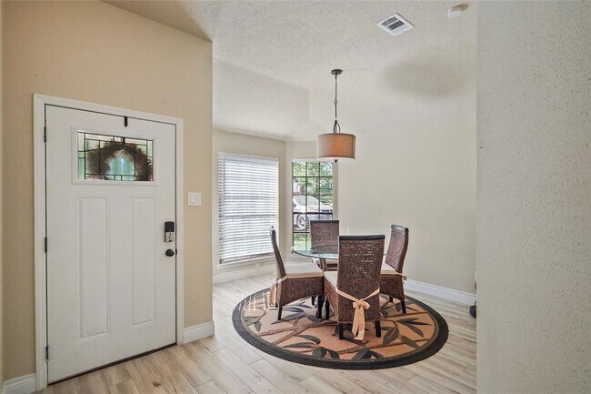 Building Photo - 2911 Parkwood Manor Dr