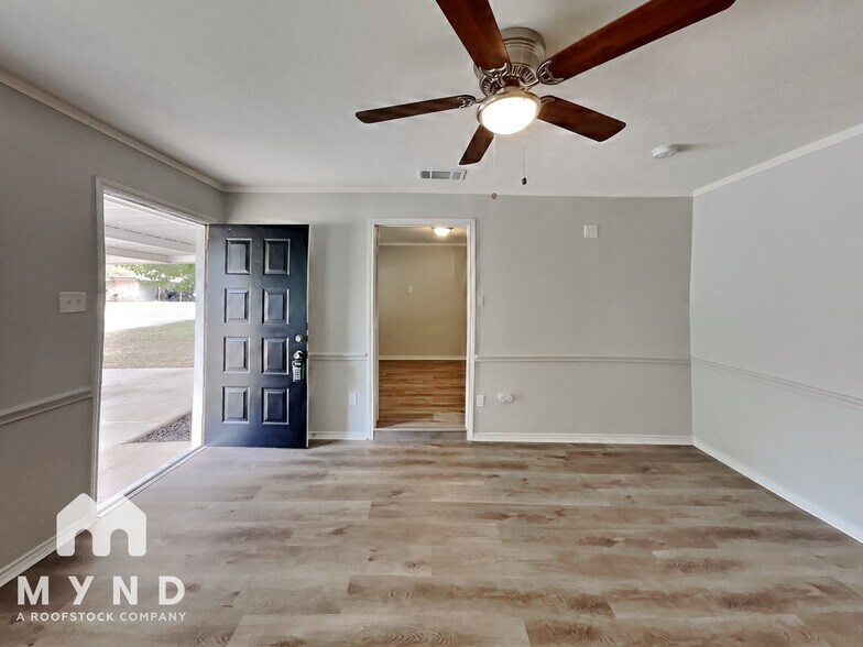 Building Photo - 110 N Redford Ln