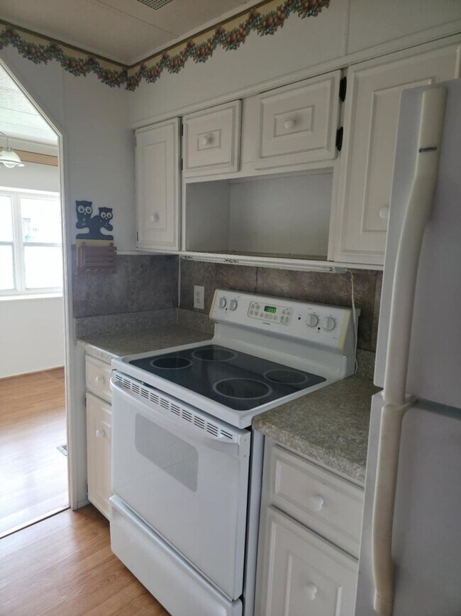 Building Photo - 2 BEDROOM 2 BATHROOM ON THE GOLF COURSE