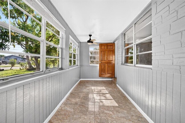 Building Photo - 6240 SW 22nd Ct