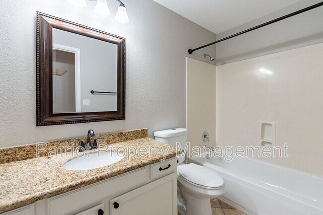 Building Photo - 4704 E Villa Maria Dr
