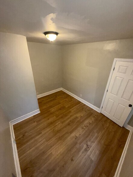 bedroom - 803 N DuPont St