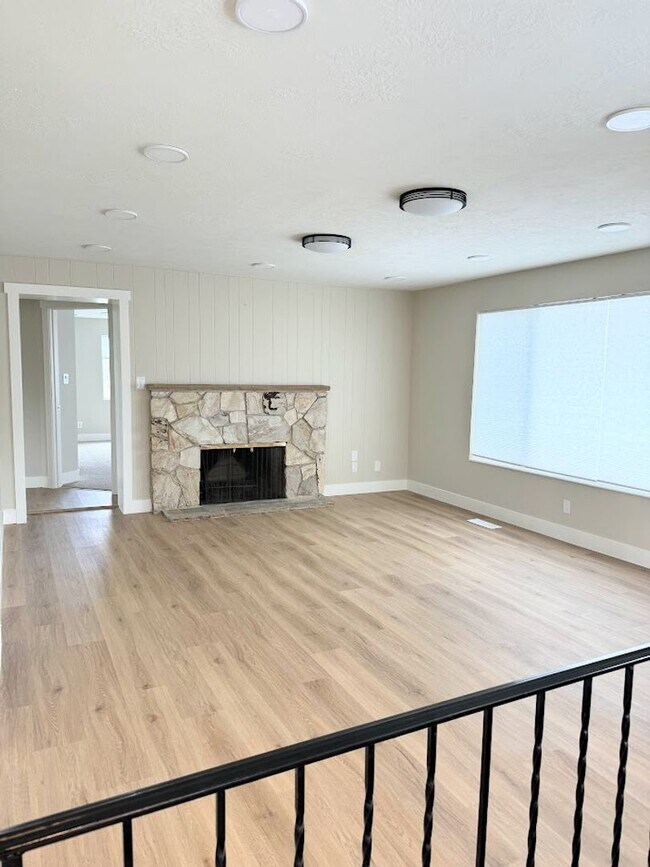 Building Photo - Beautiful remodeled home in Orem!