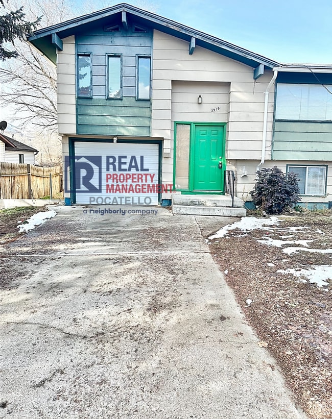 Building Photo - Spacious 4 Bed / 2 Bath Duplex | Garage + Split-Level Layout | Pet Negotiable