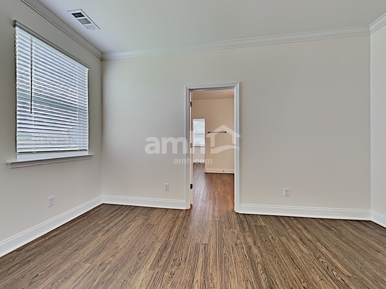 Building Photo - 107 Parkside Blvd