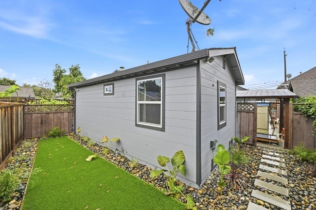 Building Photo - 1397 Vine St