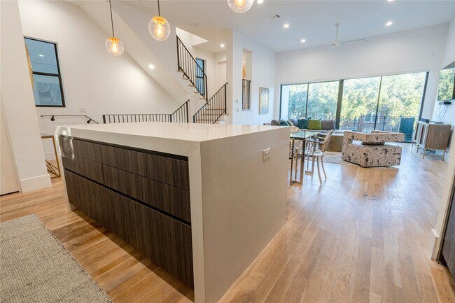 Building Photo - 709 Memorial Heights Dr