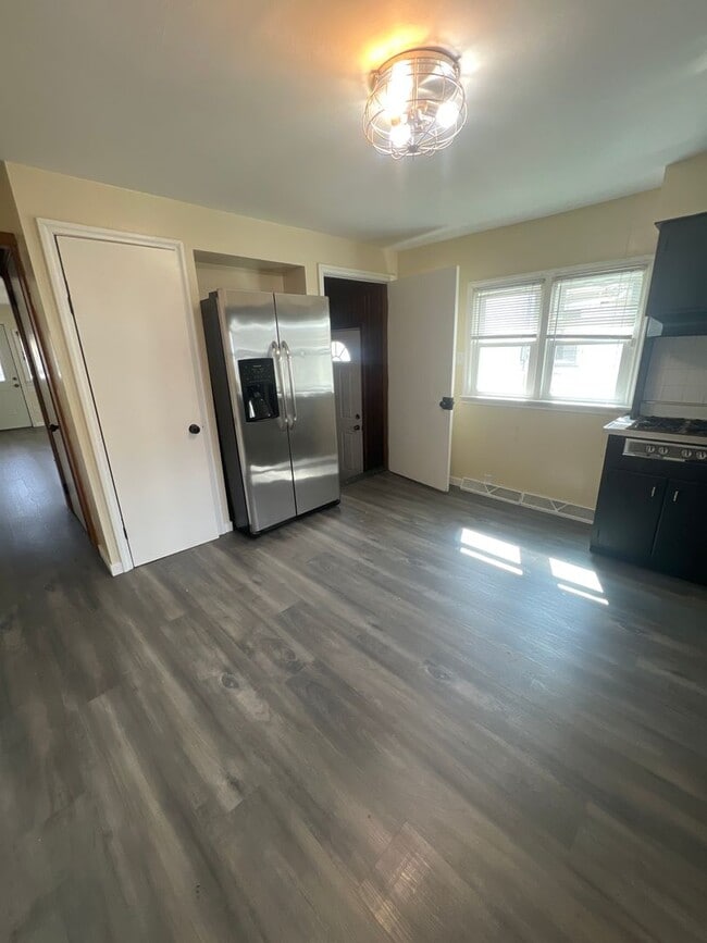 Building Photo - 2 Bedroom, 1 Bath home with 1 car garage