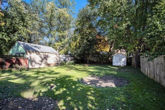 Building Photo - $1395- 2 Bedroom home, Renovated - Ask about our security deposit alternative!