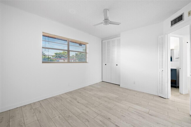 Building Photo - 5031 W Oakland Park Blvd