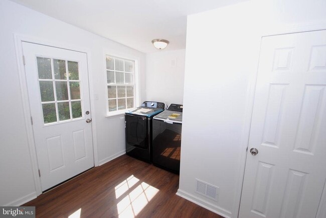 Building Photo - 217 Wood St