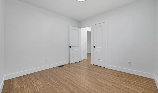 Building Photo - 867 E 12th Ave