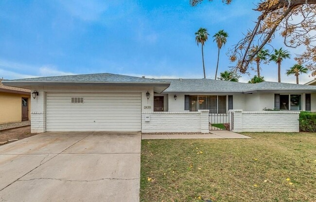 Building Photo - 2439 E Del Rio Dr