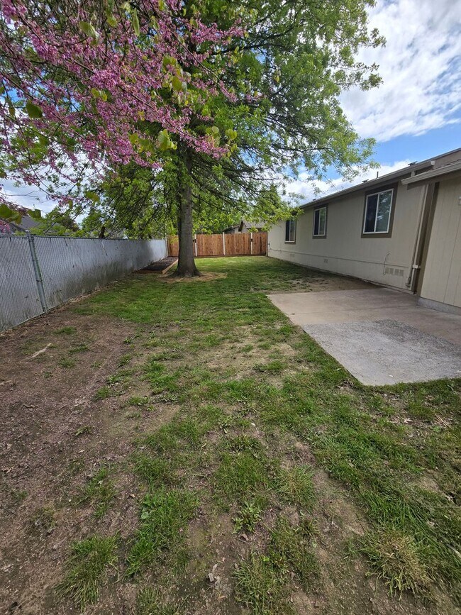 Building Photo - Pet Friendly 3bed : 2bath home w/ Garage
