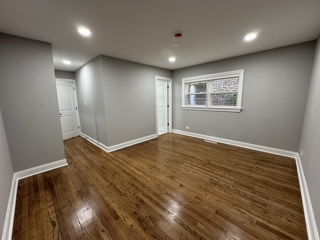 Building Photo - 6236 N Francisco Ave