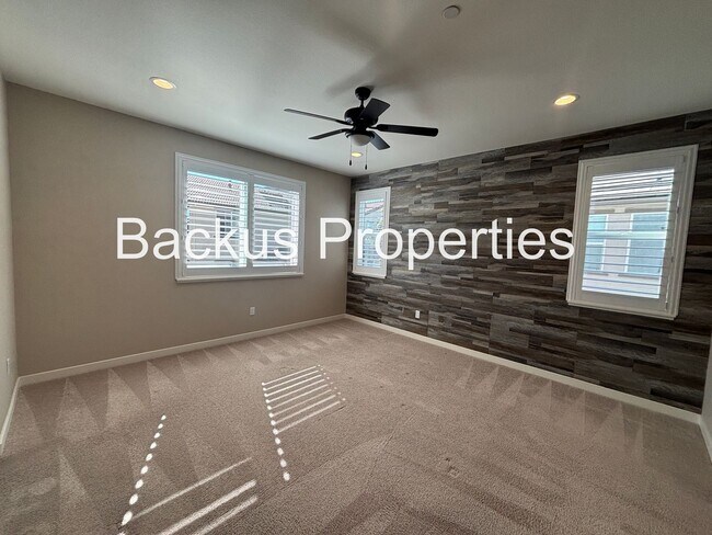 Building Photo - Three Bedroom Home in Hollister