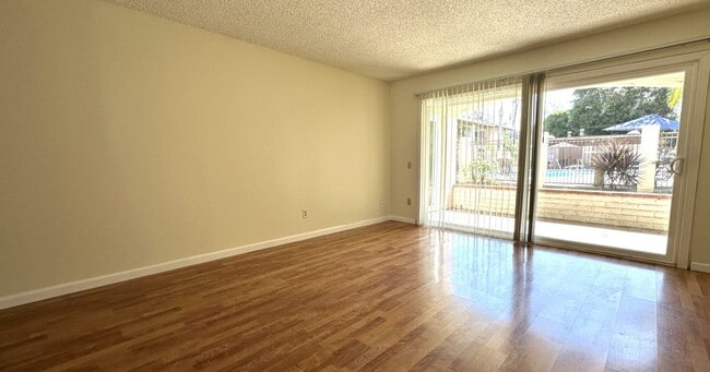 Building Photo - Mission Valley 3 BR 2 BA Condo w/ Parking and A/C